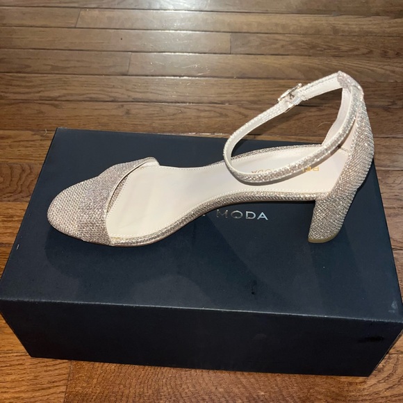 Pelle Moda Monroe Sandals Platinum Gold Glitter Women’s Size 8 Curved High Heel - Picture 3 of 13